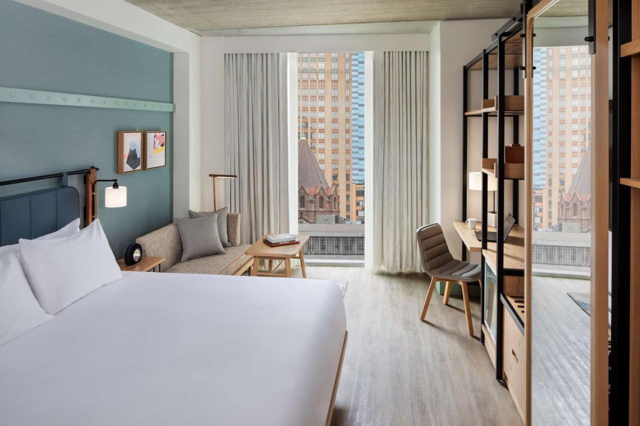 Zimmer mit Kingsize-Bett und Stadtblick