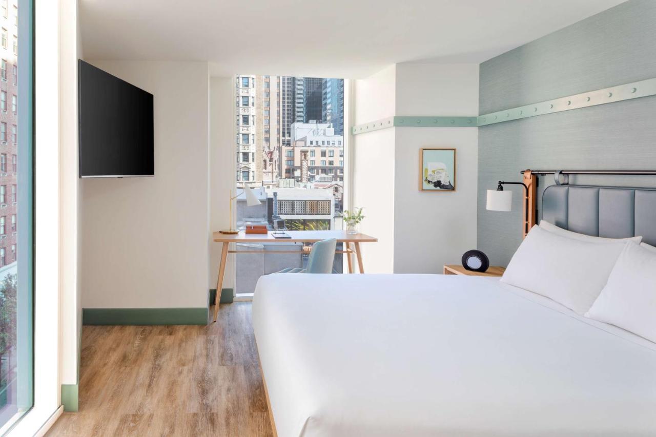 Eckzimmer mit Kingsize-Bett