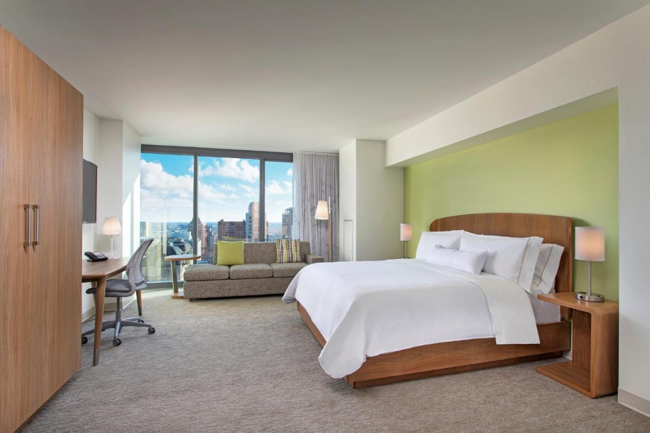 Deluxe, Deluxe Guest room, 1 King,  City view, High floor (Mobility Accessible w/ Transfer Shower)