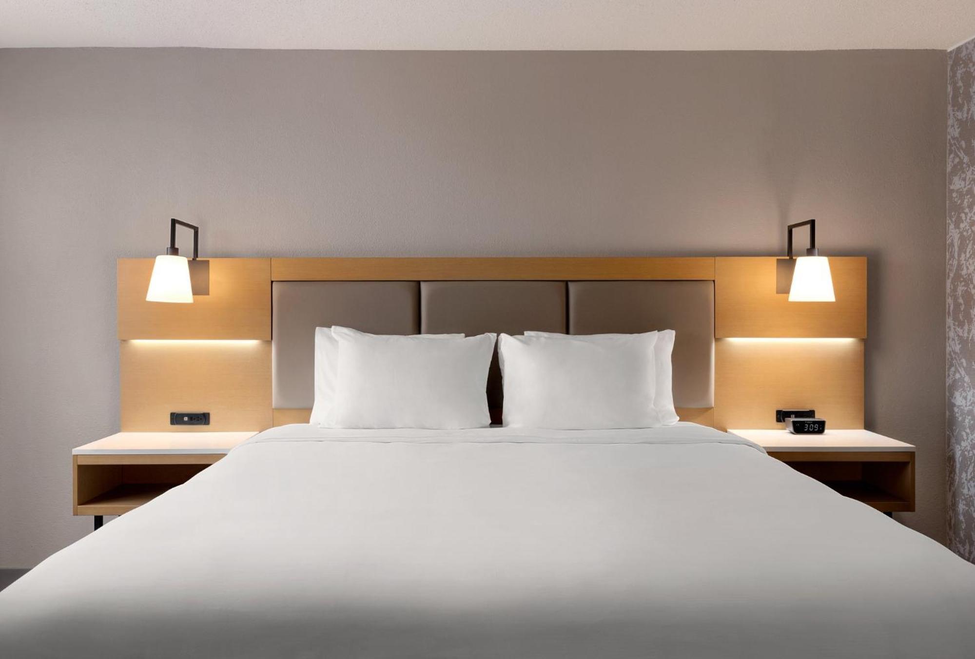 Standard Zimmer mit Kingsize-Bett und Blick auf das Stadion