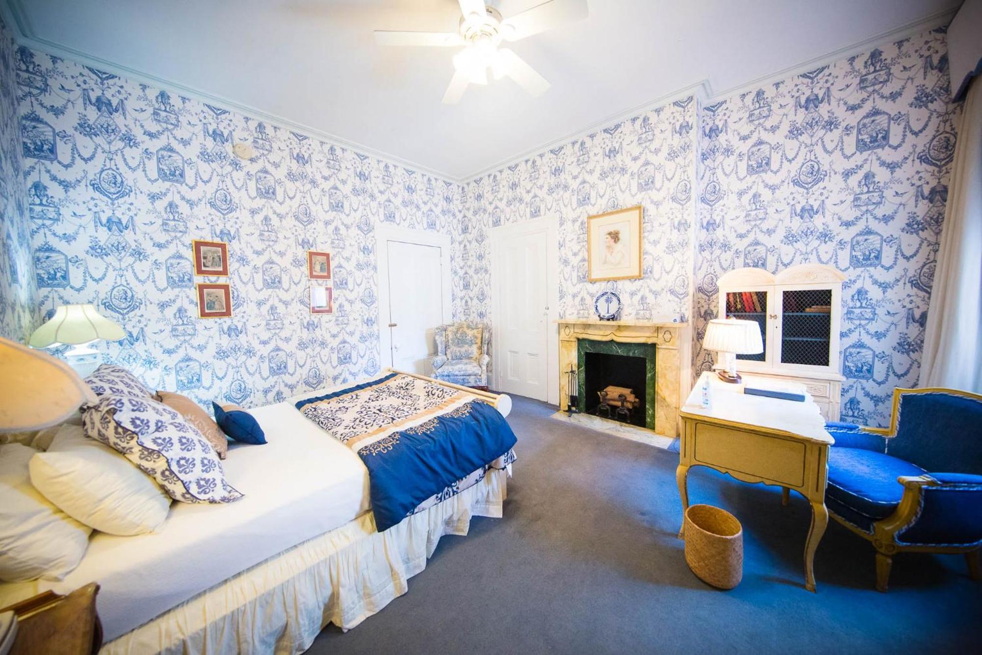 Queen Room #1,1552277806:JPEG