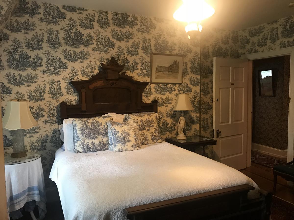 Queen Room One Queen Bed Private Bathroom