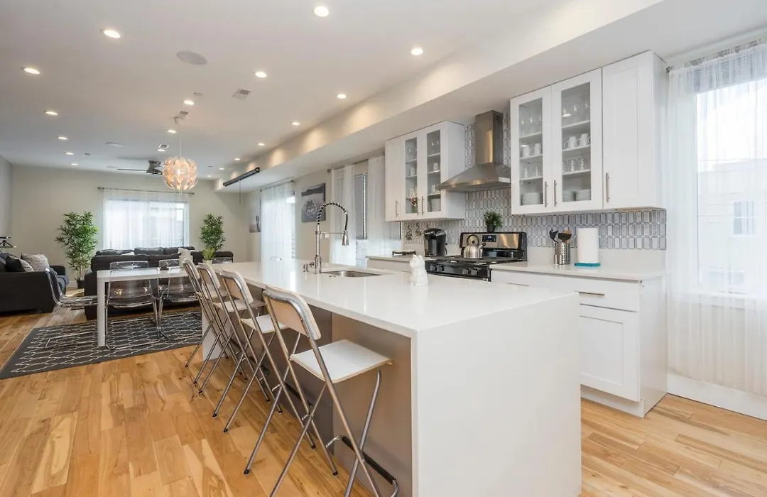 Luxurious 3Bd W Roof Deck And Skyline Views-1