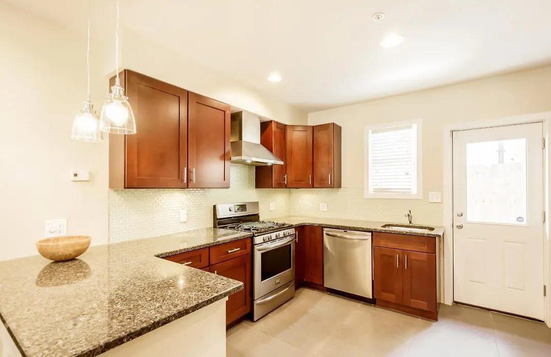 Stylish 4 Bedroom Townhome With Jacuzzi-1