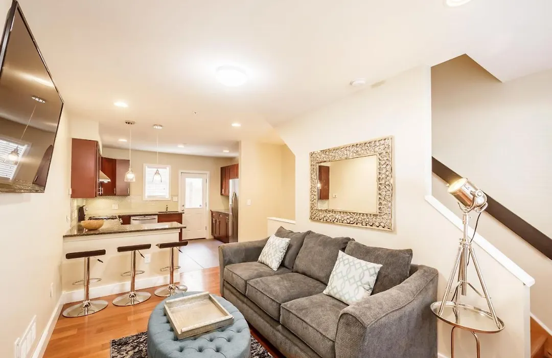Stylish 4 Bedroom Townhome With Jacuzzi-1