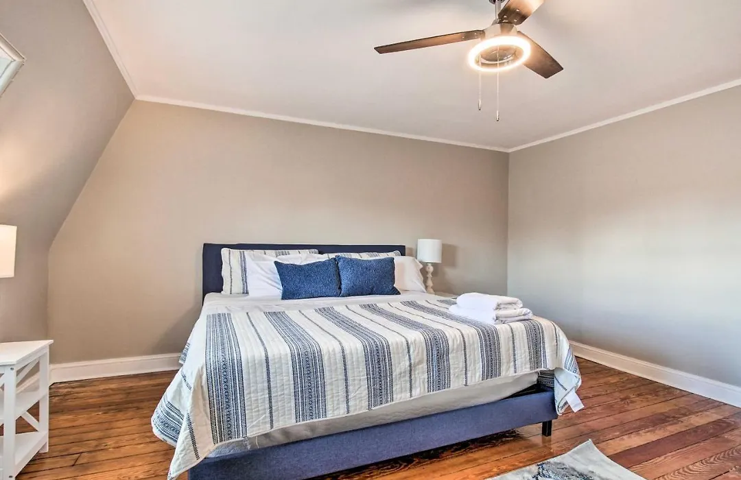 Chic Philadelphia Townhome With Fenced Yard!-1