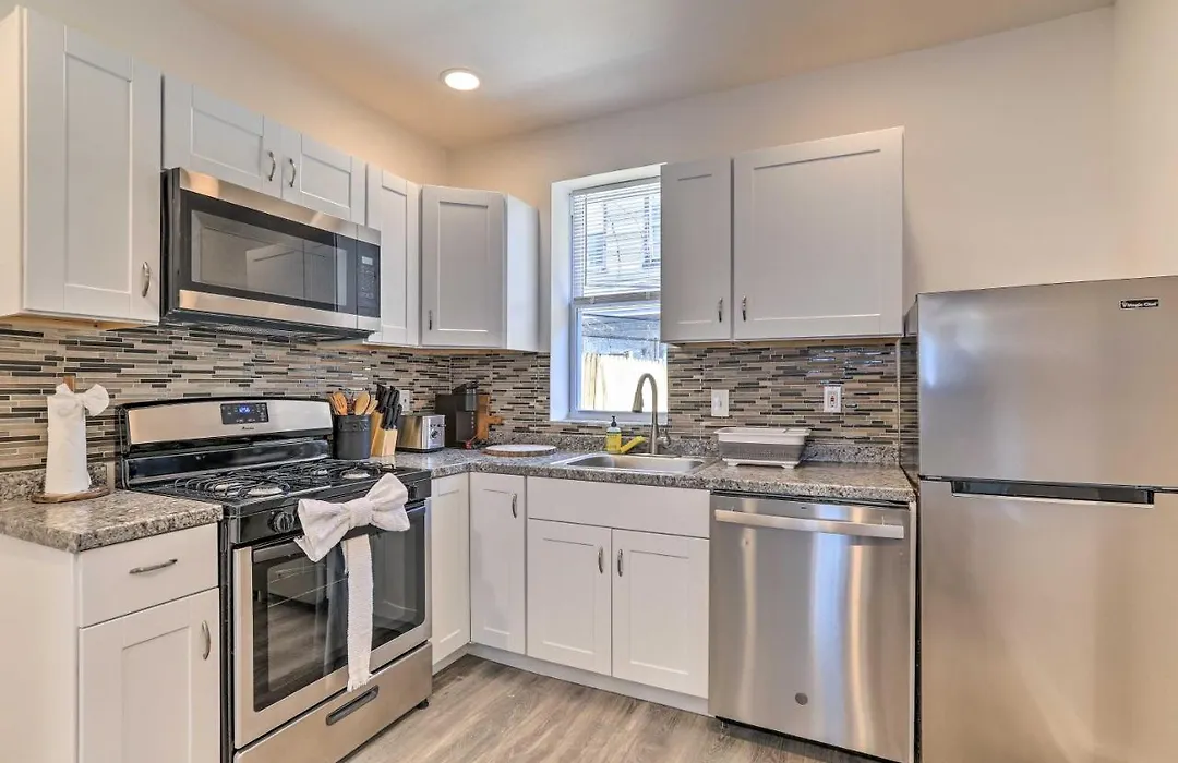 Pet-Friendly Townhome With Nearby Attractions!-1