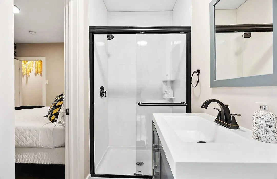 The Flower House- 2 Bdr W King Bed & 2 Private Bath-1