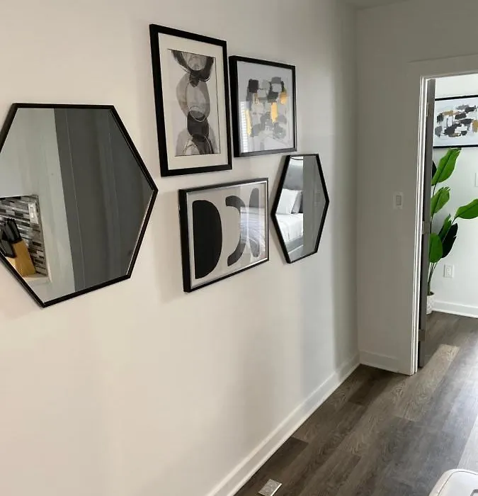 Modern 2-Bedroom Apartment W/ Private Bathrooms + Kitchen-1