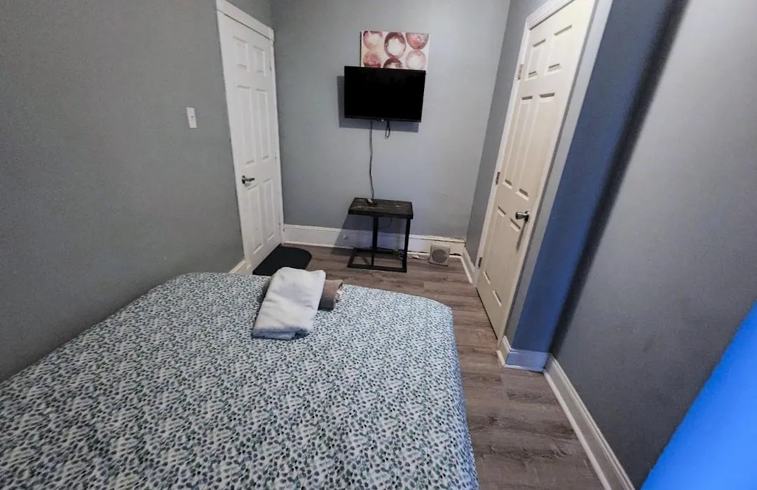 1 Bdrm Apartment With 2 Queen Beds & Small Kitchenette-1