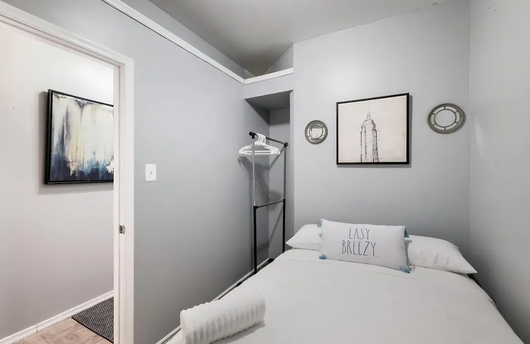 3 Bdrm Large Apt By Temple U-1