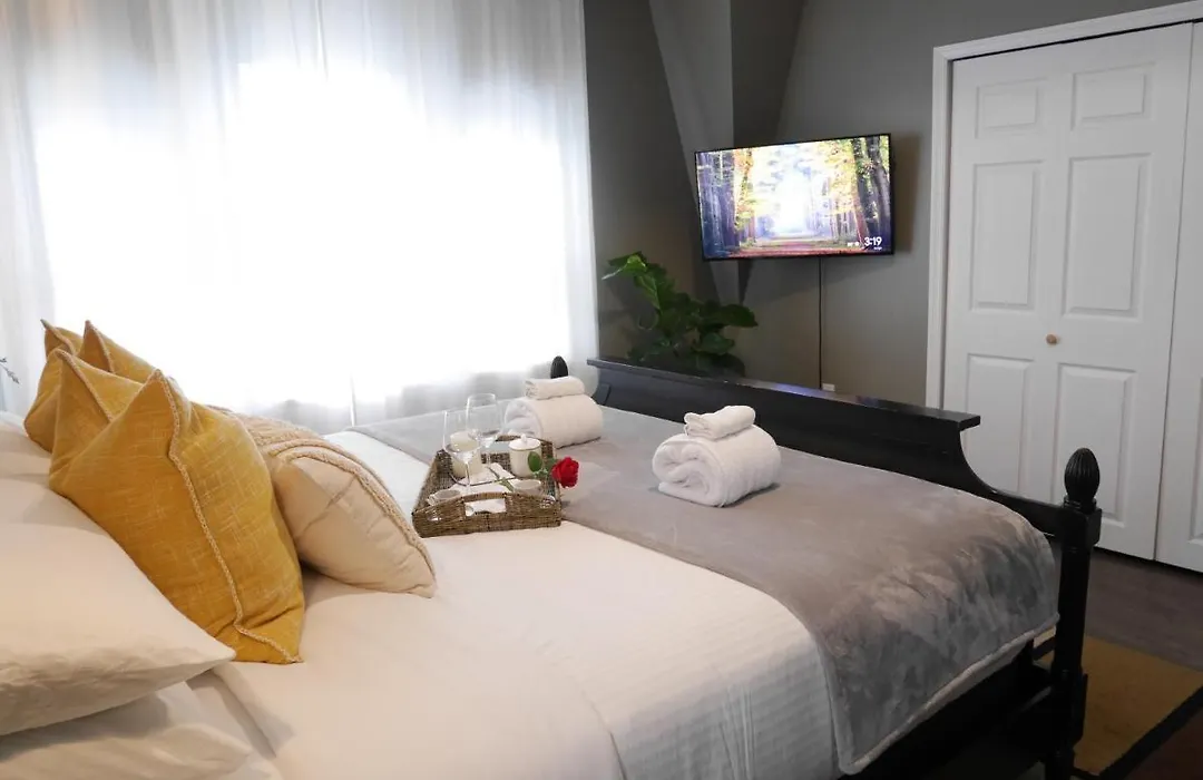 Modern/Luxury 2 Bdrm- King Bed- University City-1