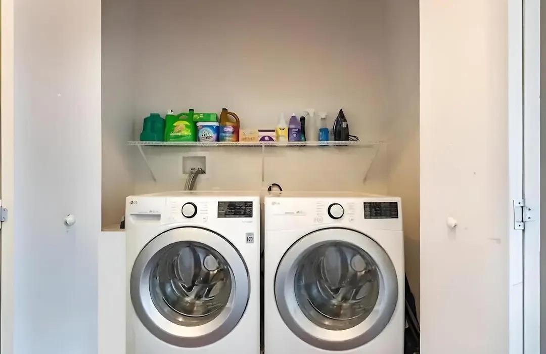 Beautiful 2 Bedroom Townhouse W/ Center City Skyline View-1