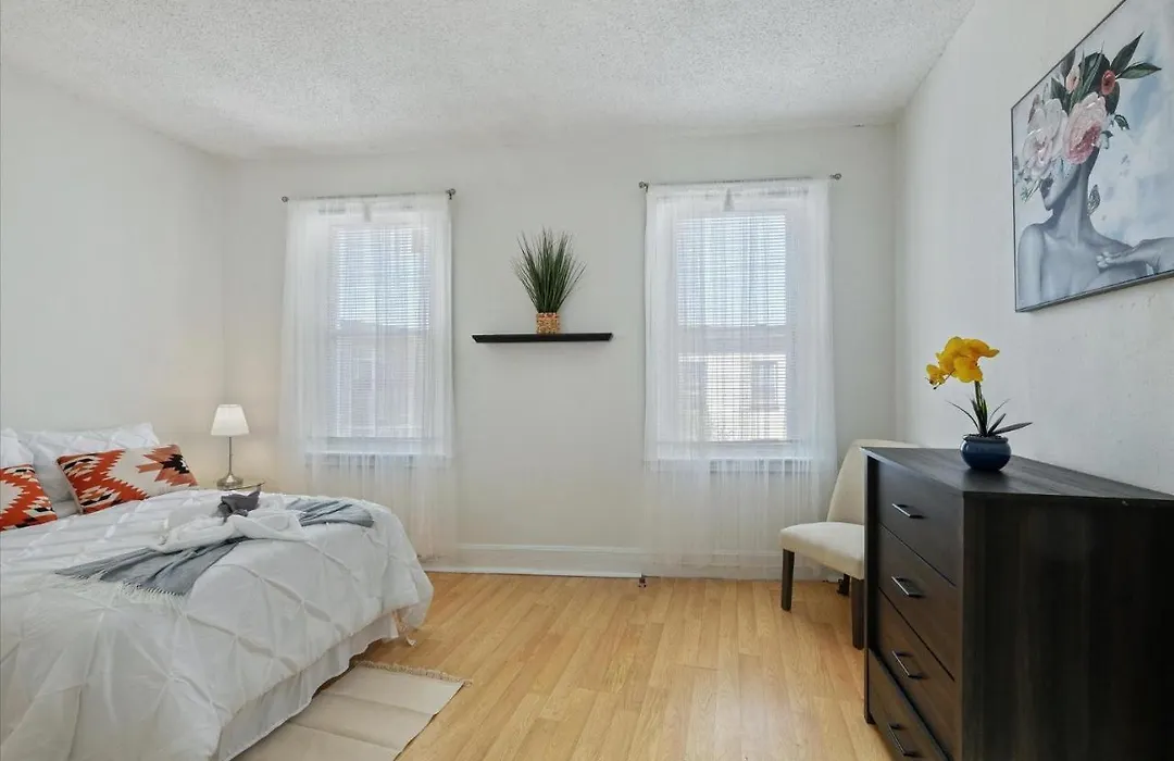 Vibrant Apartment In An Area Filled With Great Places To Eat & Visit-1