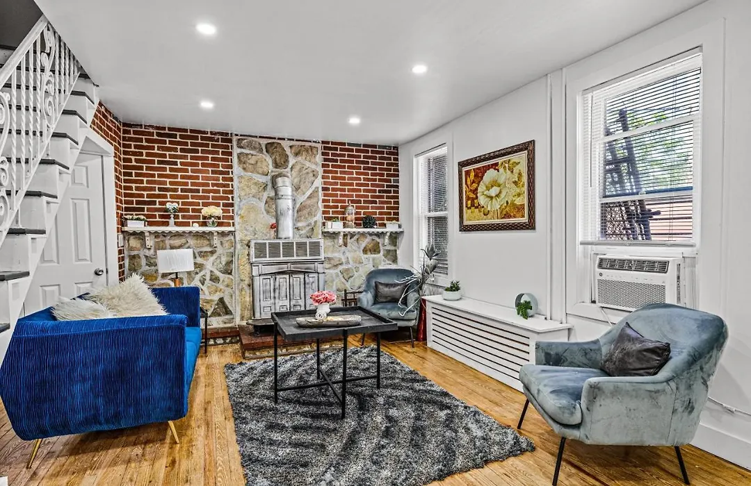 Entire Renovated Home - Free Private Parking-1