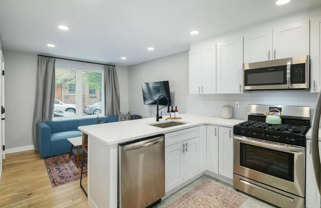 2Br In Heart Of Queen Village - Walk To Everything!-1