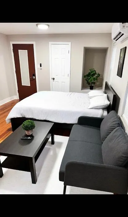 Renovated Private 1B/1B W/ Kitchen-1