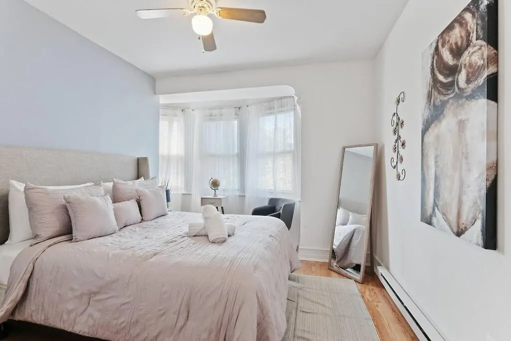 Center City Stylish Studio Mins From Everything-1