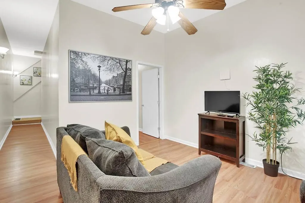 A Spacious Lovely 2 Bedroom Flat With Private Yard-1