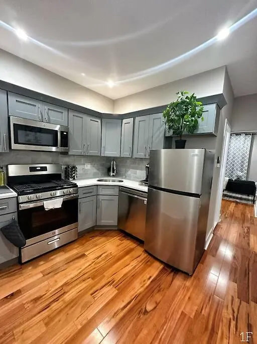Renovated Private 1B/1B W/ Kitchen-1