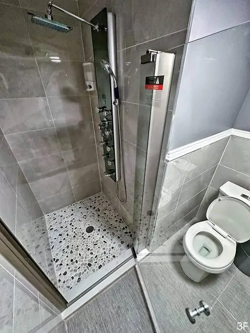 Renovated Private 1B/1B W/ Kitchen-1