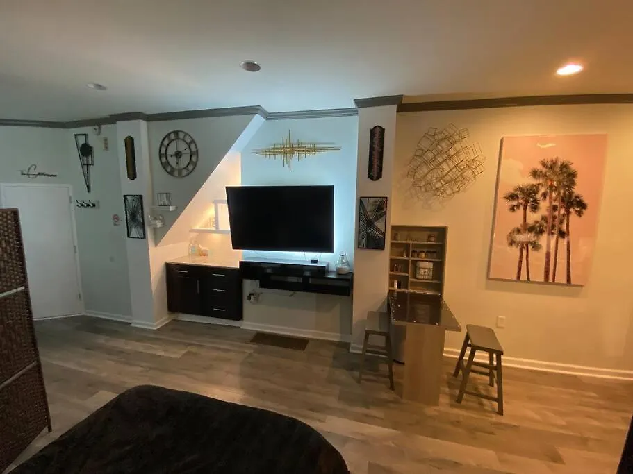 Art Deco Studio W/ Full Kitchen + 60” Tv+Fast Wifi-1