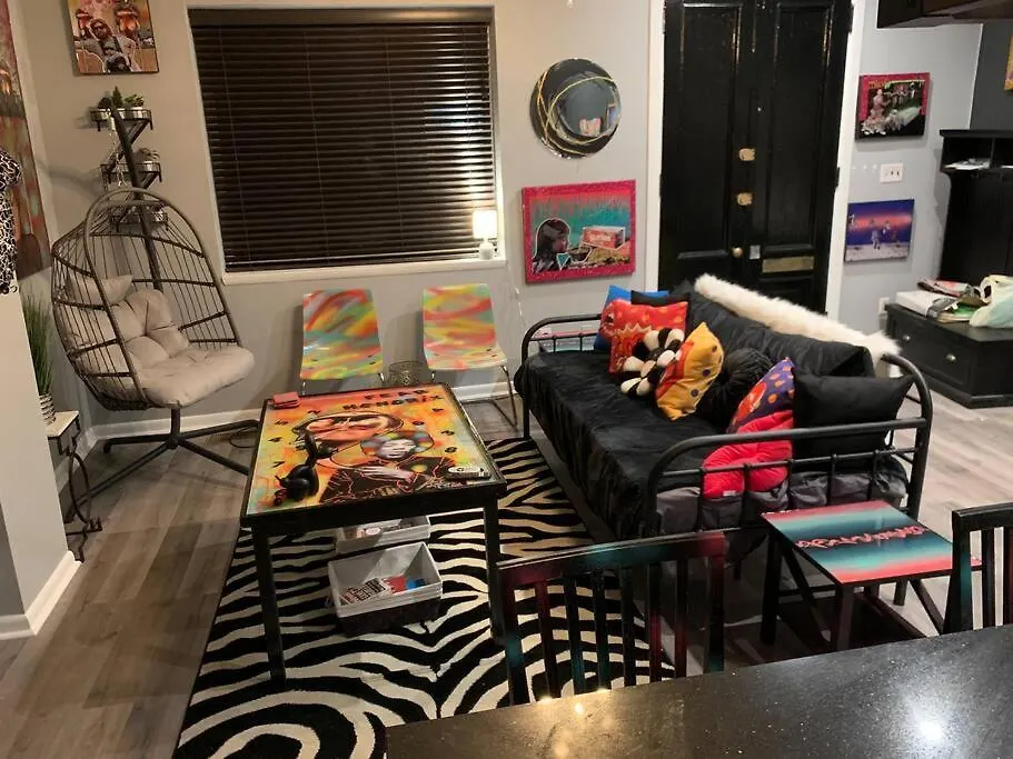 Pop Art Apt- Daybed, Private Bath & Full Kitchen-1