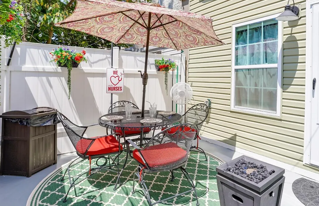 Cozy Philadelphia Rental Steps To Subway Station!-1