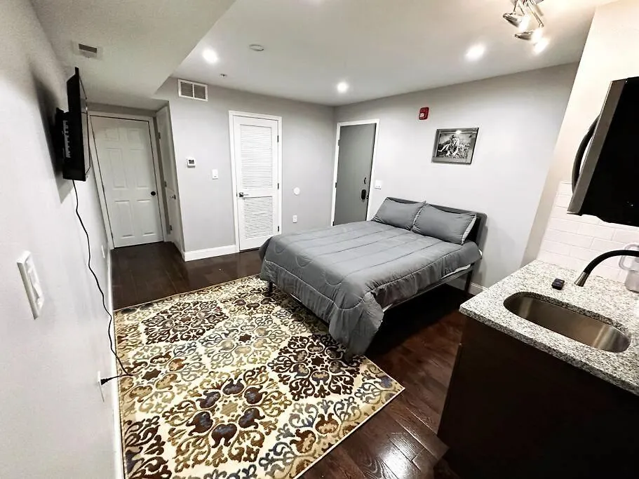 Cozy Efficient Studio By Upenn-1