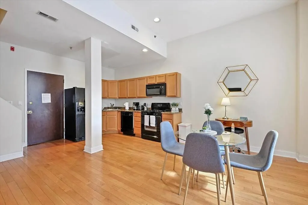 2 Bdrm Mint Apt Superb Location W Pool Access-1