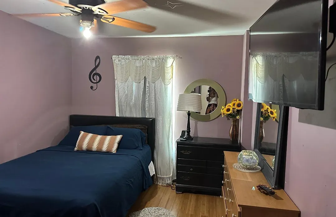 Colorful 3 bedrooms twin home near Center-1