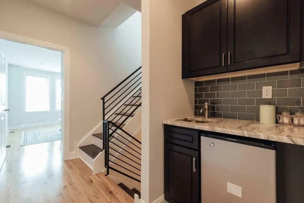 Luxury 3 Bed Near Penn / Chop With Skyline View!-1