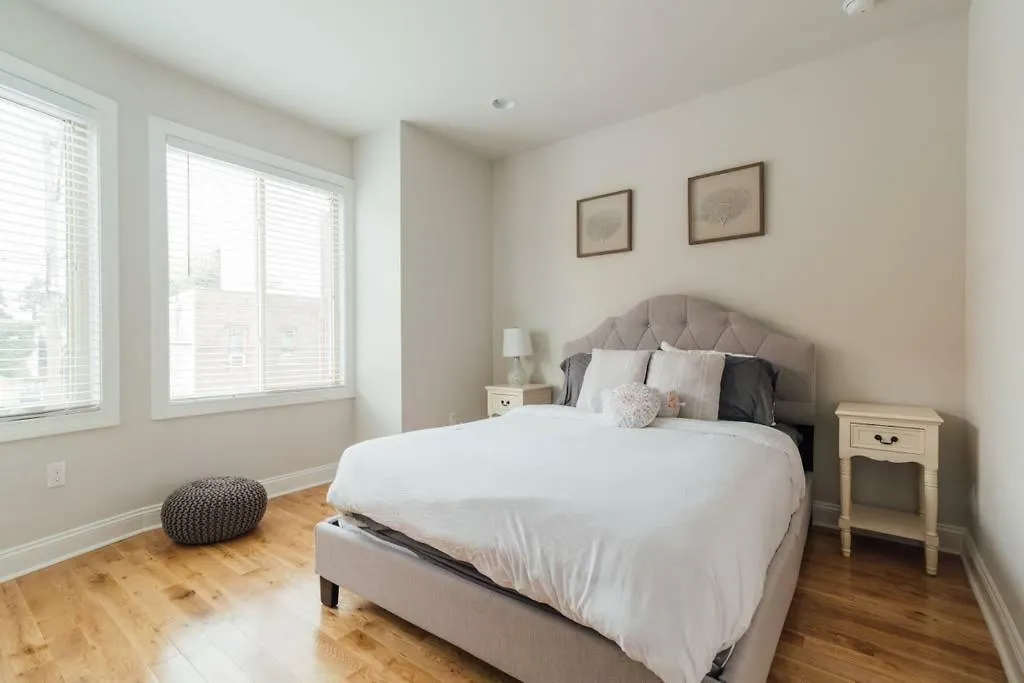 Luxury 3 Bed Near Penn / Chop With Skyline View!-1