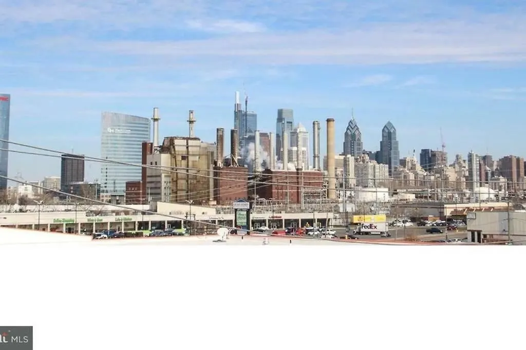 Luxury 3 Bed Near Penn / Chop With Skyline View!-1