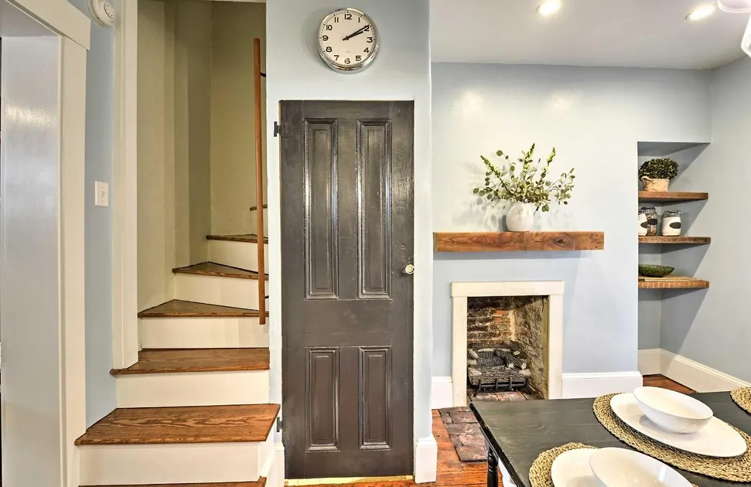 Trinity Home In Center City With Free Parking!-1