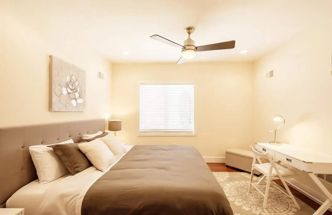 Stylish 4 Bedroom Townhome With Jacuzzi-1