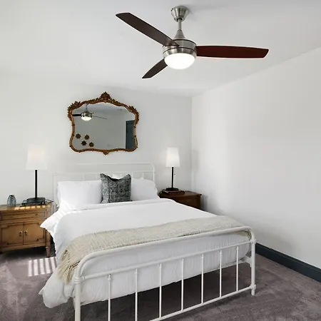 Modern Parisian Apartment In The Heart Of Manayunk-3