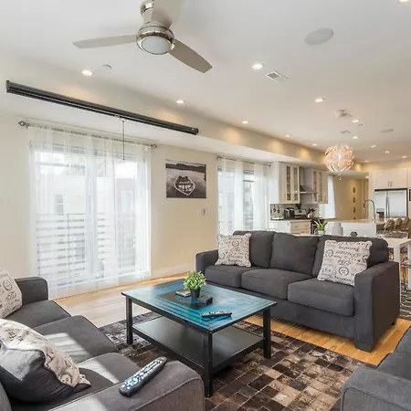 Luxurious 3Bd W Roof Deck And Skyline Views-3