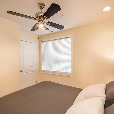 Stylish 4 Bedroom Townhome With Jacuzzi-3