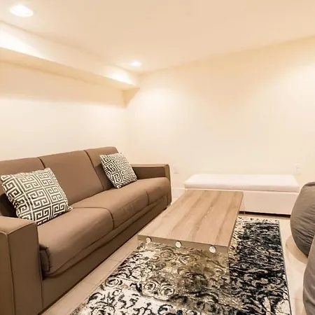 Stylish 4 Bedroom Townhome With Jacuzzi-3