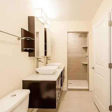 Stylish 4 Bedroom Townhome With Jacuzzi-3
