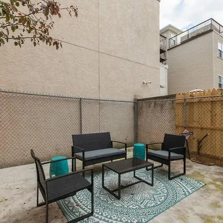 Trendy 3Br Gameroom Gr8 For Family-2