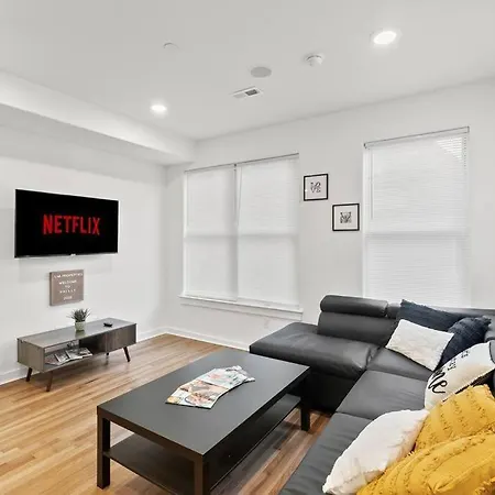 Ultramodern Philly Getaway,10 Mins Center City, Private Roof Top-3