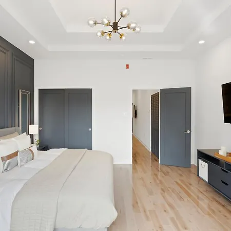 Elegant 1 Bedroom Unit In University-2