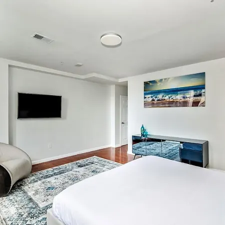 City Stay In Style! Steps Away From Reading Terminal-3