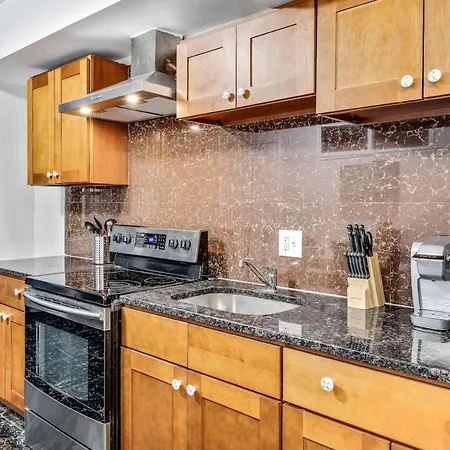 Cozy 1Bd Steps Away From Convention Center-2