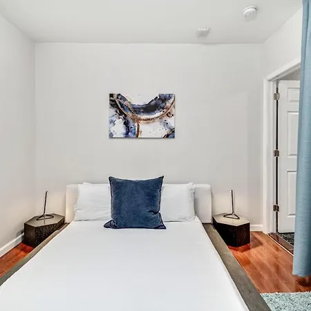 Cozy 1Bd Steps Away From Convention Center-3