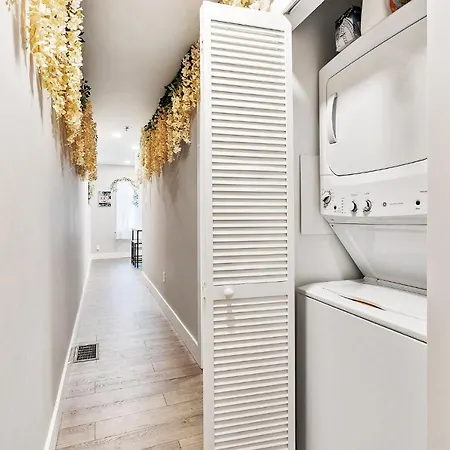 The Flower House- 2 Bdr W King Bed & 2 Private Bath-2