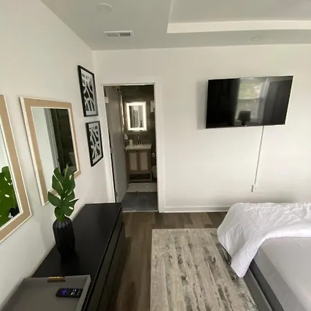 Modern 2-Bedroom Apartment W/ Private Bathrooms + Kitchen-3