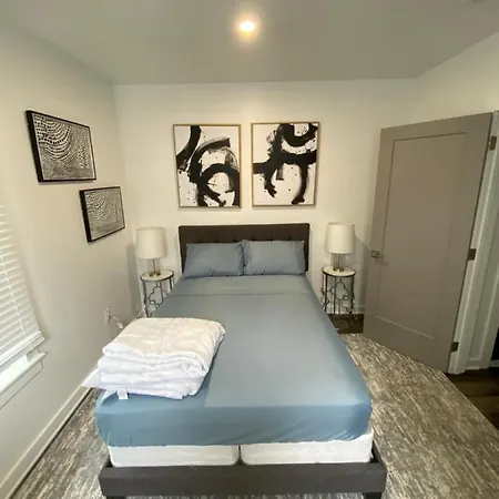 Modern 2-Bedroom Apartment W/ Private Bathrooms + Kitchen-2